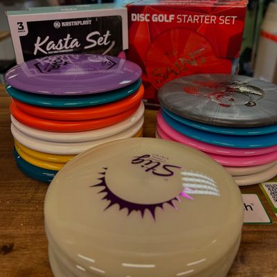 Vi säljer discar från Latitude64, Kastaplast, Discmania och Discraft
